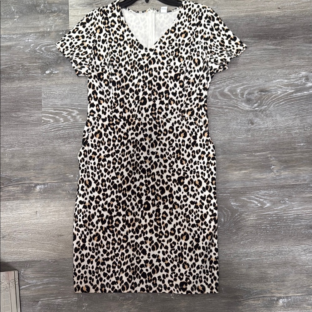 Old Navy Cheetah Print V-Neck Sheath Dress with Pockets